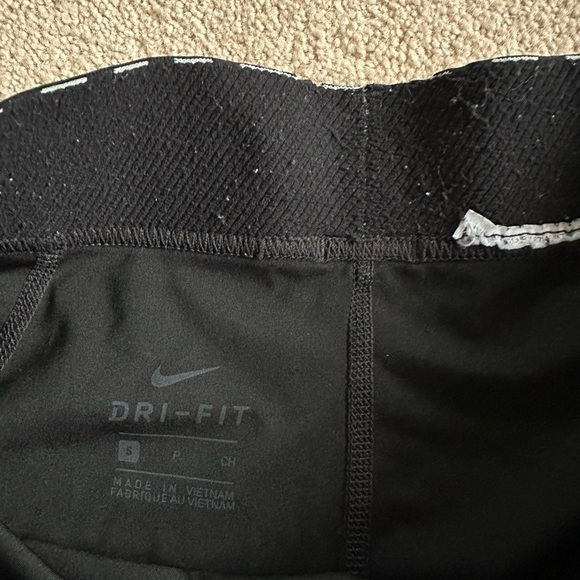 Lot of 4 women’s Nike Pro shorts - Picture 15 of 16